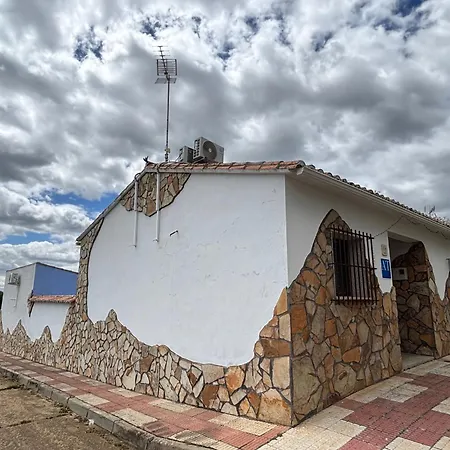 La Casa Del Pueblo Con Piscina Y Barbacoa Holiday home Cordobilla de Lacara